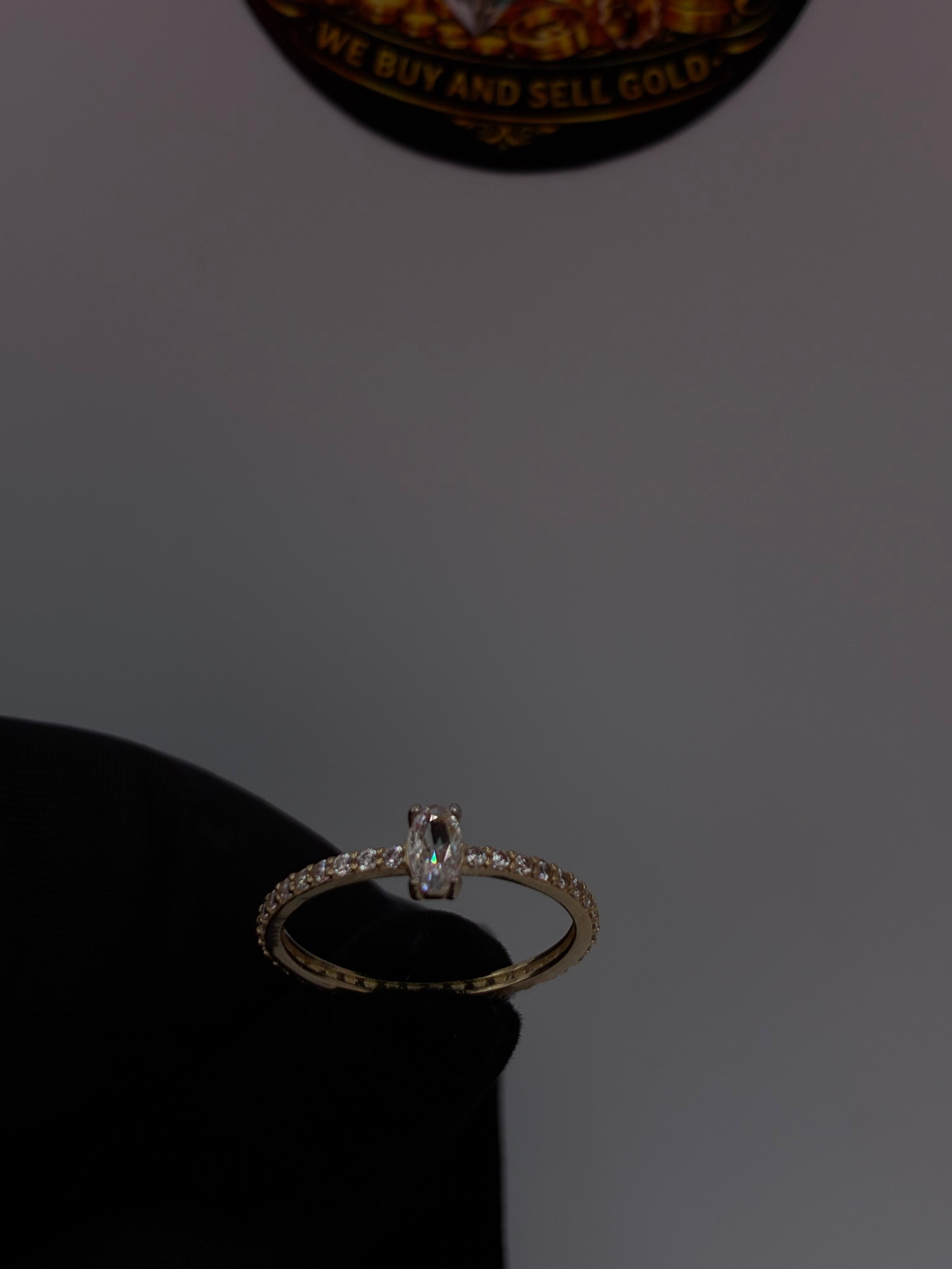 10K Oval Stone Ring ￼