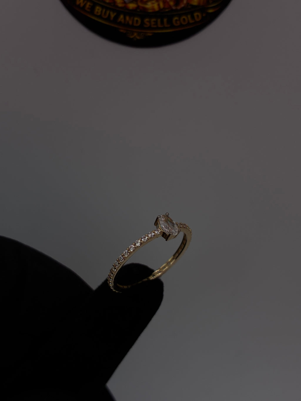 10K Oval Stone Ring ￼