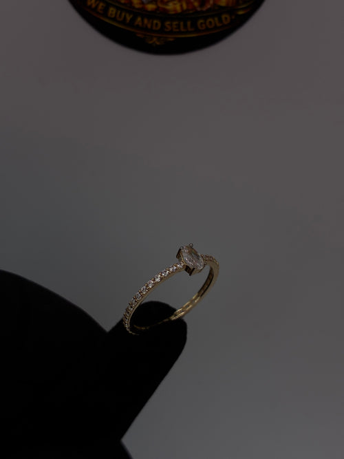 10K Oval Stone Ring ￼